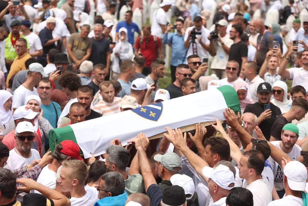 Obilježena 31. godišnjica genocida u Srebrenici, Potočari utihnuli nakon ukopa deset žrtava (VIDEO)